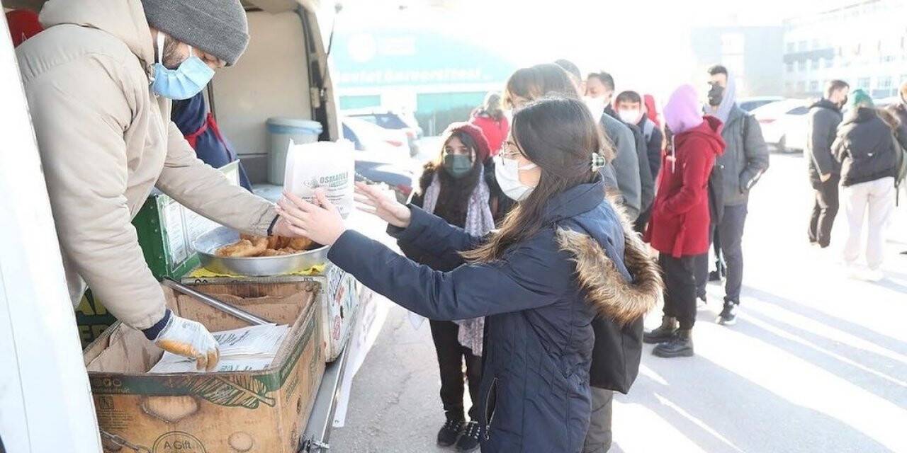 Bandırma Belediyesinden sınava girecek öğrencilere lokma ikramı