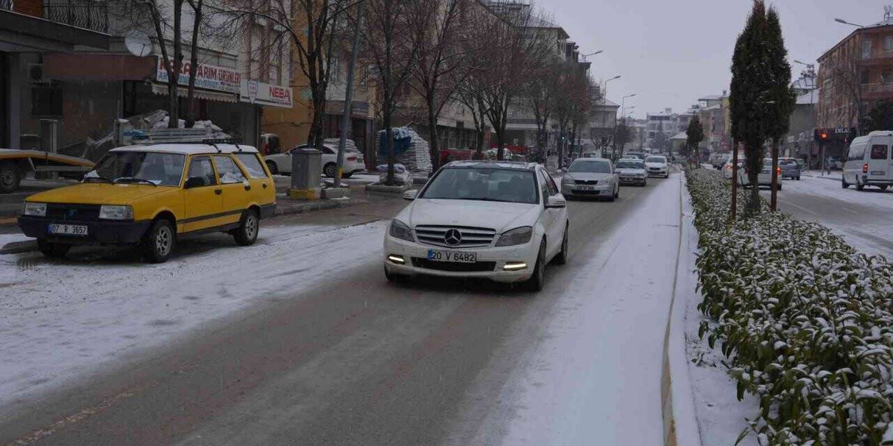 Antalya’nın Korkuteli ilçesinde kar sevinci