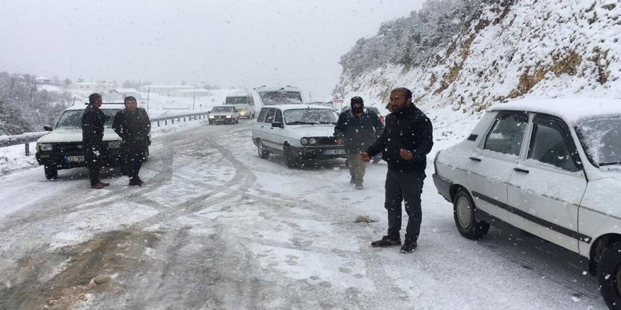 Mersin’de kar bastırdı, çok sayıda araç mahsur kaldı