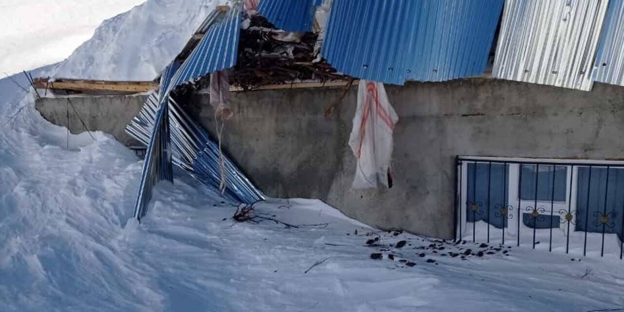 Bahçesaray’da bir evin üzerine çığ düştü, 5’i çocuk 7 kişi yara almadan kurtuldu
