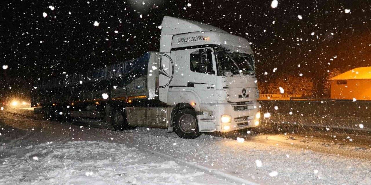 Kar, tipi ve buzlanma ulaşımda aksamalara neden oldu