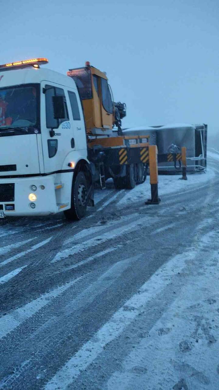 Kaygan yolda süt kamyonu devrildi: 1 yaralı