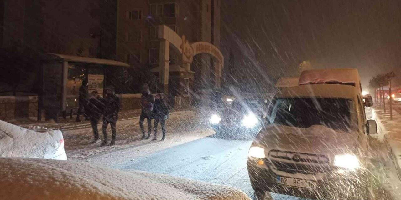 Kar esareti: Kilometrelerce uzunluğunda araç kuyruğu