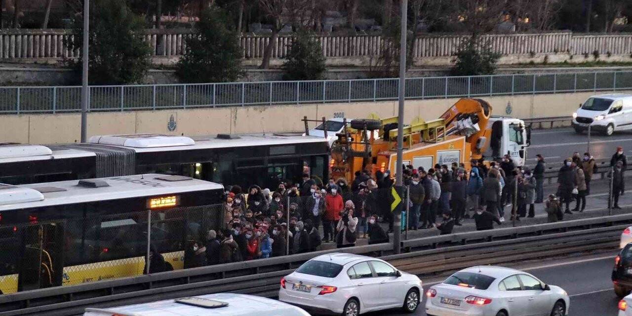Metrobüs arıza yaptı, yolcular metrobüs güzergahında yürümek zorunda kaldı
