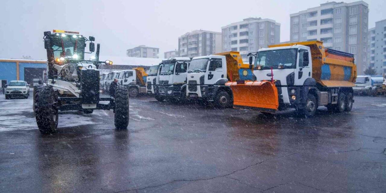 Diyarbakır’da karla mücadele çalışmaları başladı