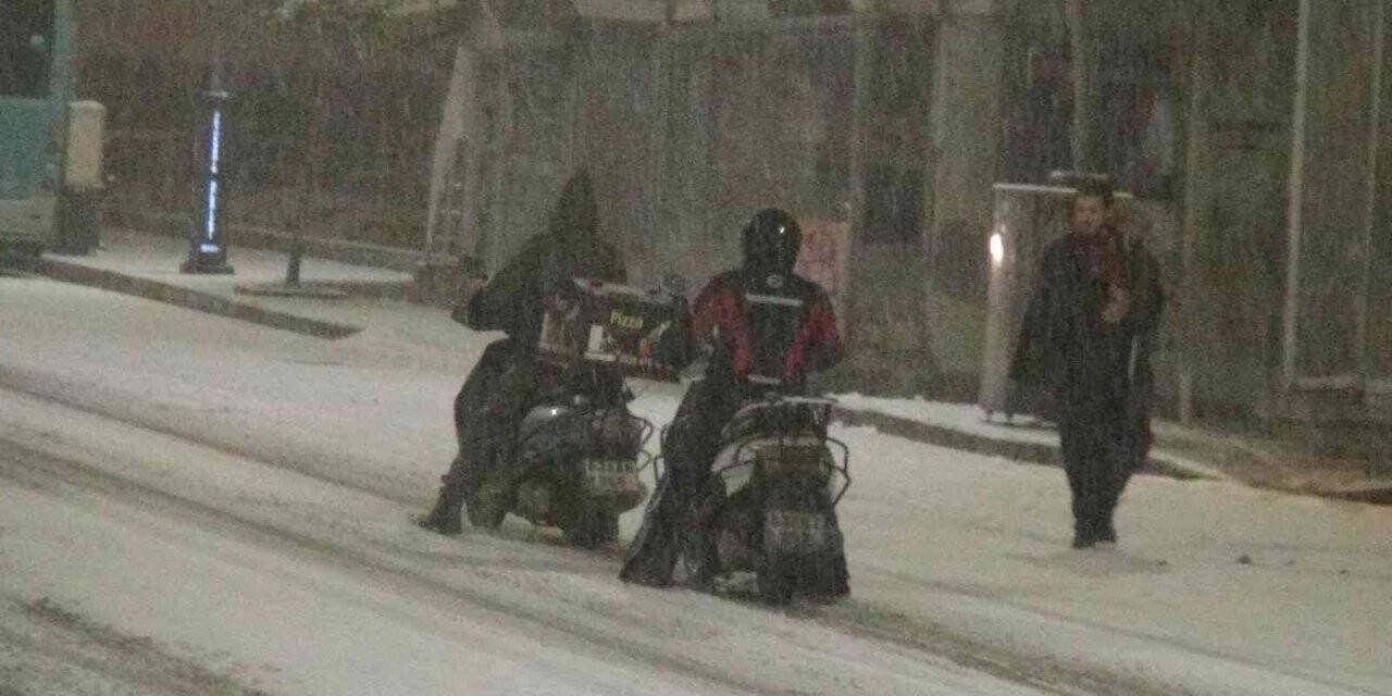 Şanlıurfa’da kar kimine eğlence kimine çile oldu