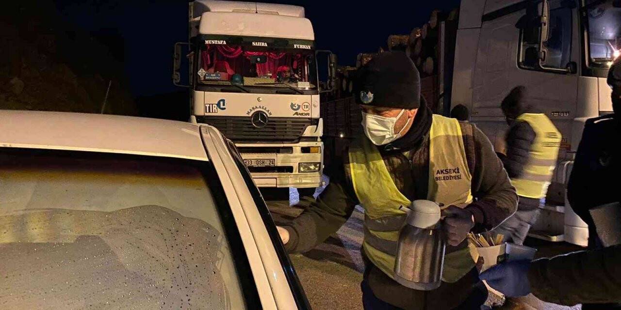 Kar ve tipi nedeniyle kapanan yolda kalan vatandaşlara Akseki belediyesi ikramda bulundu