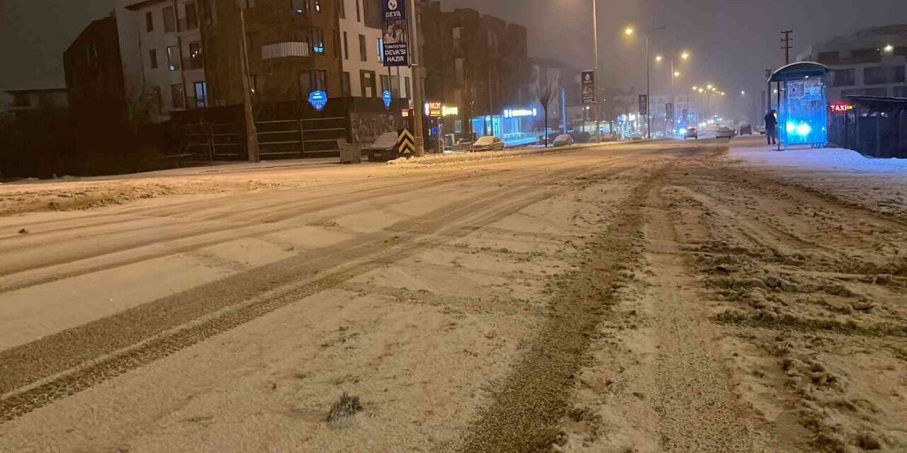 Düzce’de kar yağışı gece saatlerinde etkili oluyor