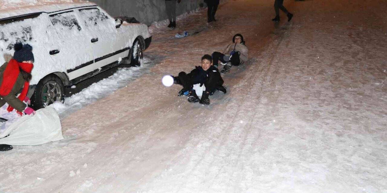 Mahalle aralarını kayak pistine çeviren vatandaşlar doyasıya eğlendiler