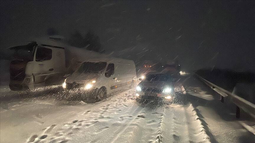 TAG Otoyolu'nda mahsur kalan 2 bin kişi kurtarıldı