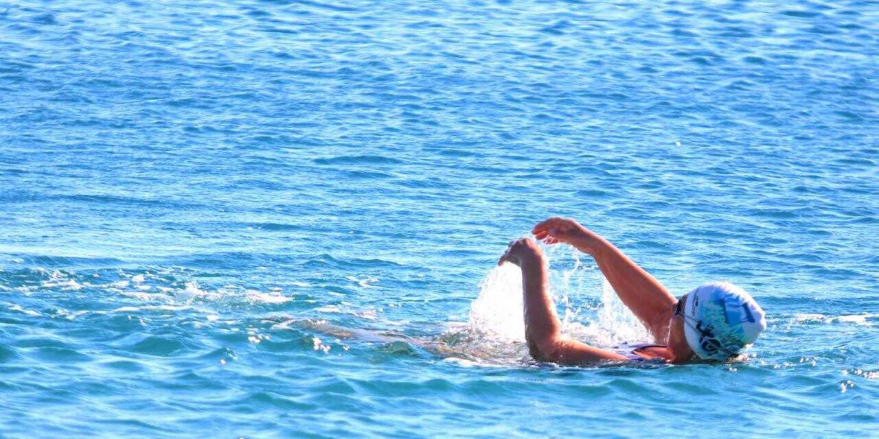 Karla kaplı Türkiye’ye inat Antalya’da deniz keyfi