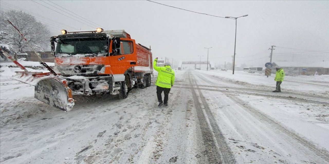 Karayolları Genel Müdürlüğü: 446 kar mücadele merkezinde çalışmalar yürütülmekte