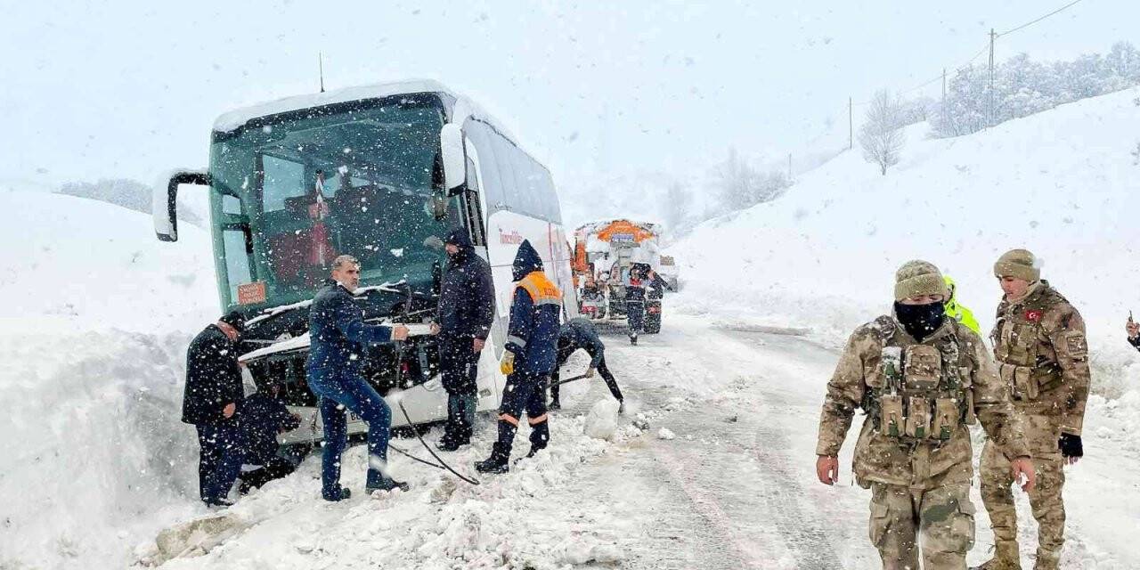 Kara saplanan otobüs kurtarıldı