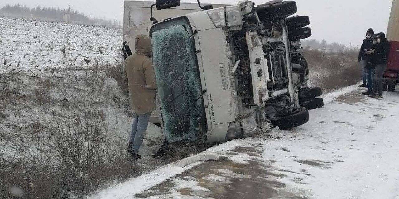 Buzlu yolda kontrolden çıkan kamyonet devrildi, 2 kişi yaralandı