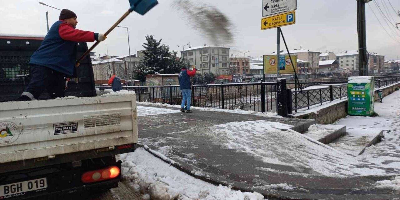 Belediye ekipleri kar yağışına karşı teyakkuza geçti