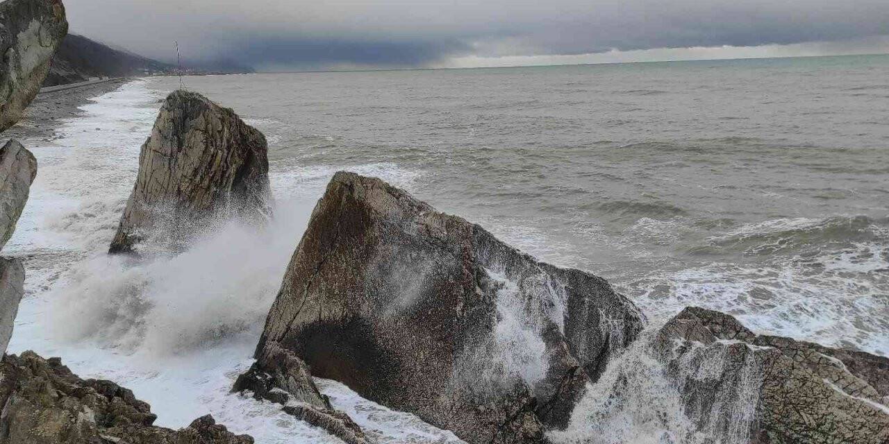Türkeli’de etkili olan fırtınada gemiler limana sığındı