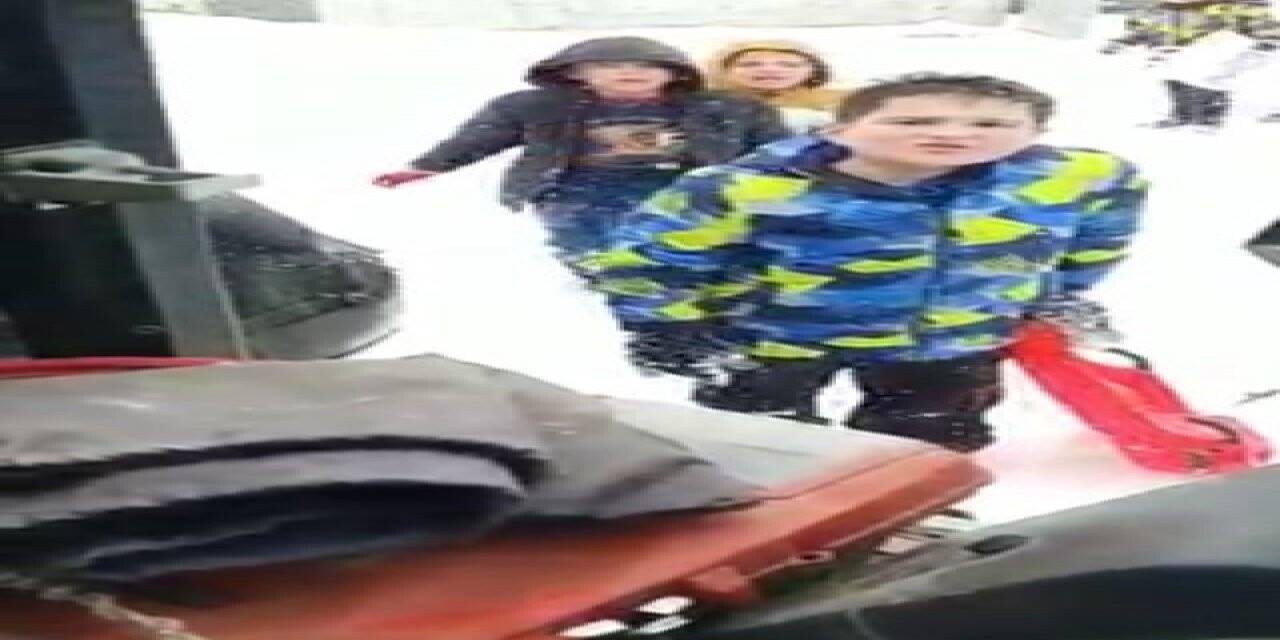 Kızakla kayan çocuklardan yolu temizlemeye gelen iş makinesi operatöründen iç ısıtan talep