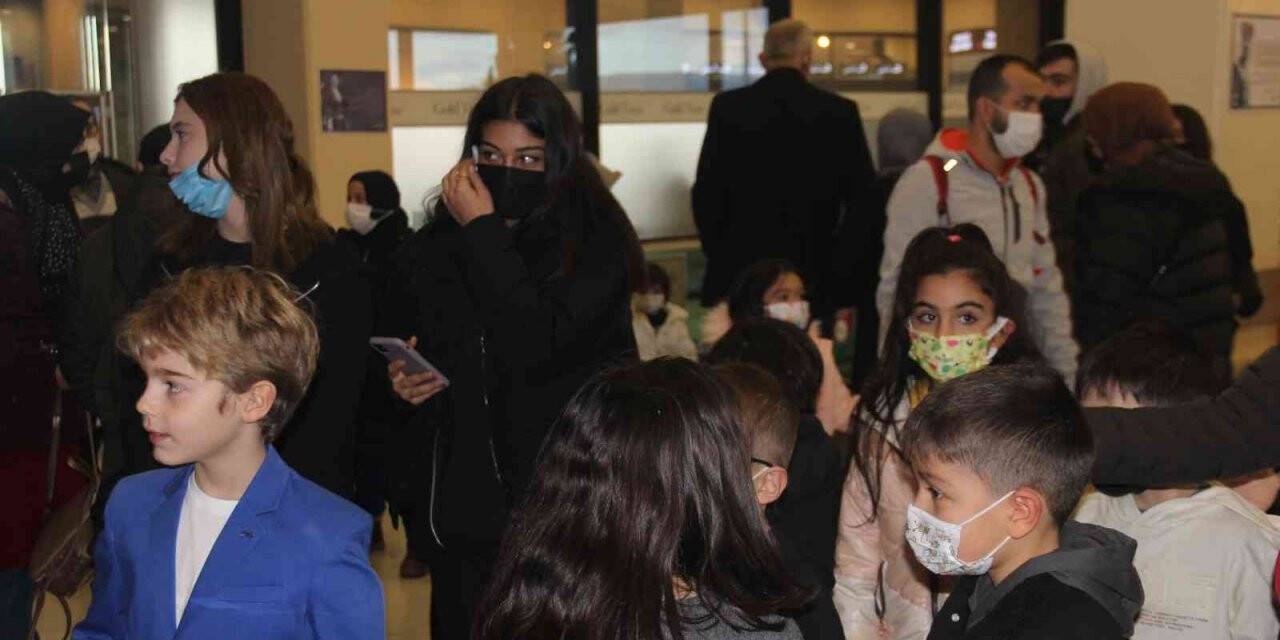 Minik oyuncu sınıf arkadaşlarıyla birlikte "Kesişme: İyi ki Varsın Eren" filmini izledi