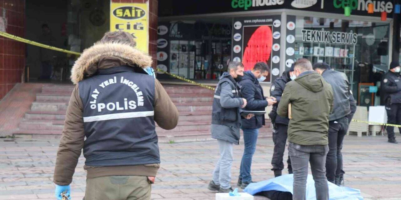 Stajyer avukatın iş merkezinden düşme anı kamerada