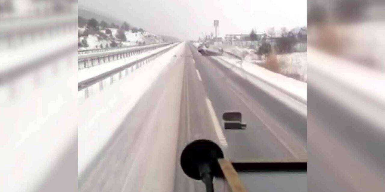 Karlı yolda takla atan otomobil kameraya yansıdı