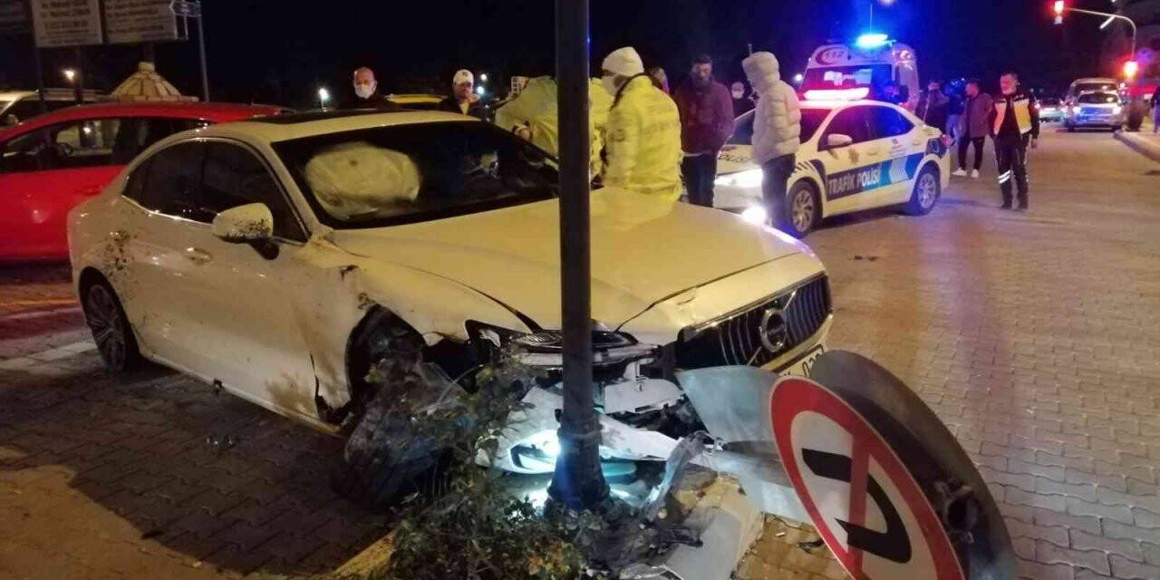 Önce saksıya, ardından park halindeki araçlara çarptı