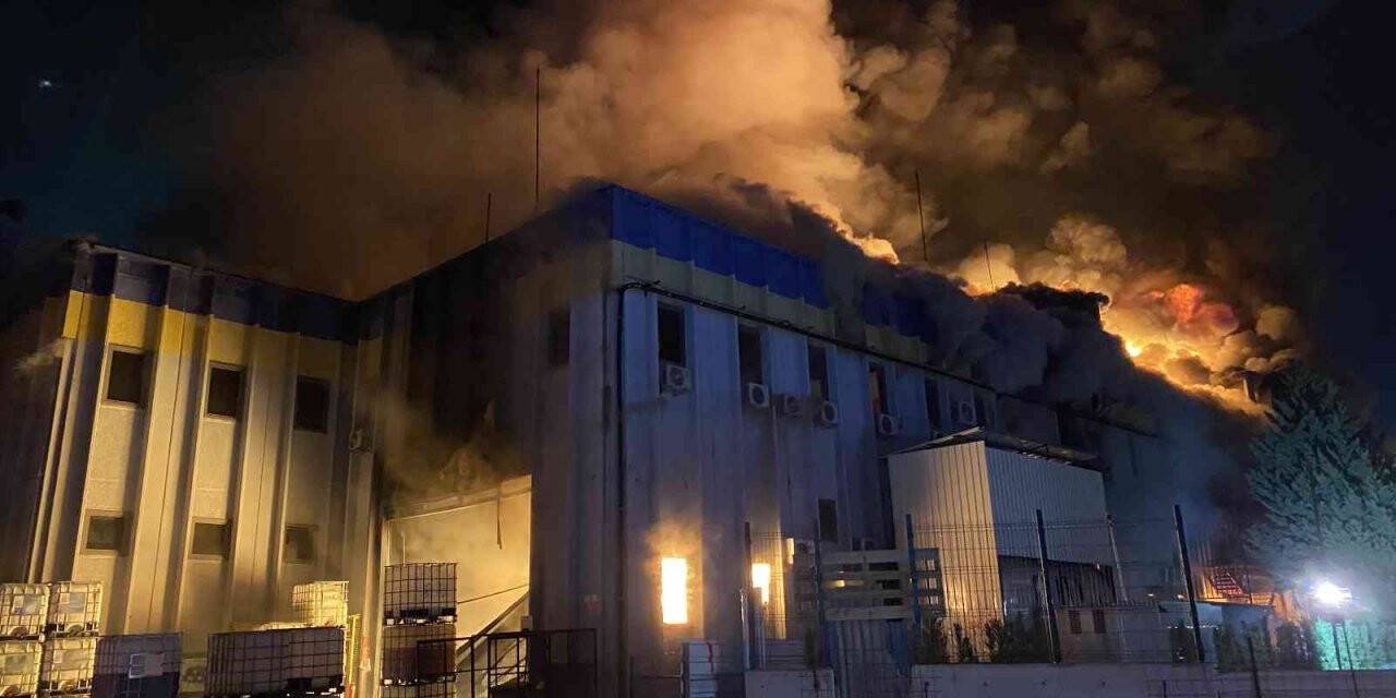 Bursa’da kimya fabrikasında yangın çıktı, patlamalar yaşanıyor