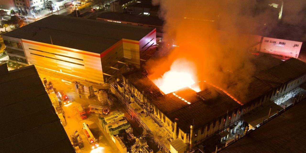 Bursa’daki kimyasal madde fabrikasındaki yangın havadan görüntülendi