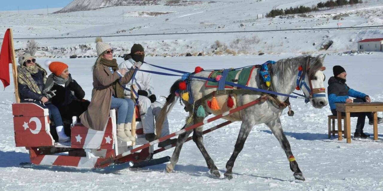 Kars’ta buz üzerinde atlı kızak keyfi sürüyor
