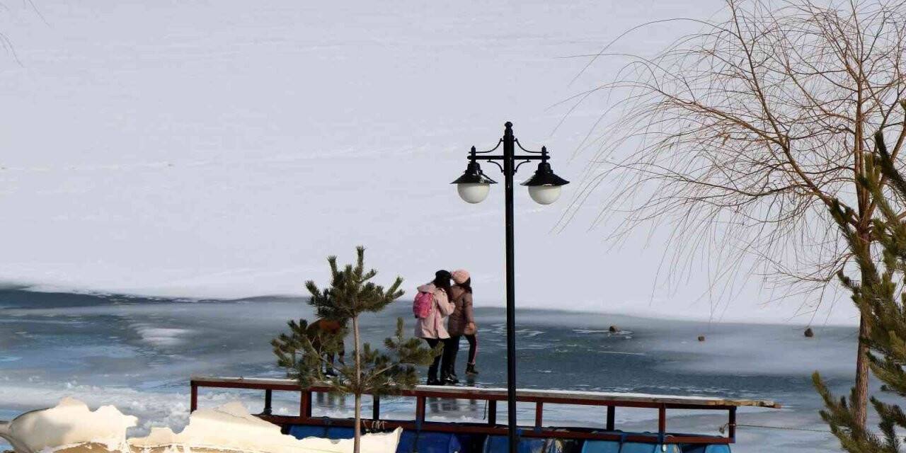 Donan baraj gölünün manzarası kartpostallık görüntü oluşturdu