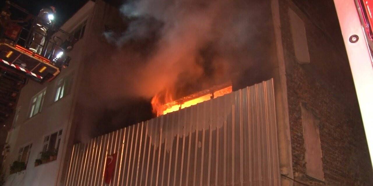 Şişli’de evsizlerin kaldığı metruk bina alev alev yandı