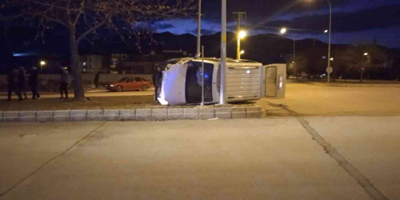İki aracın çarpıştığı kazayı 6 kişi şans eseri yara almadan atlattı