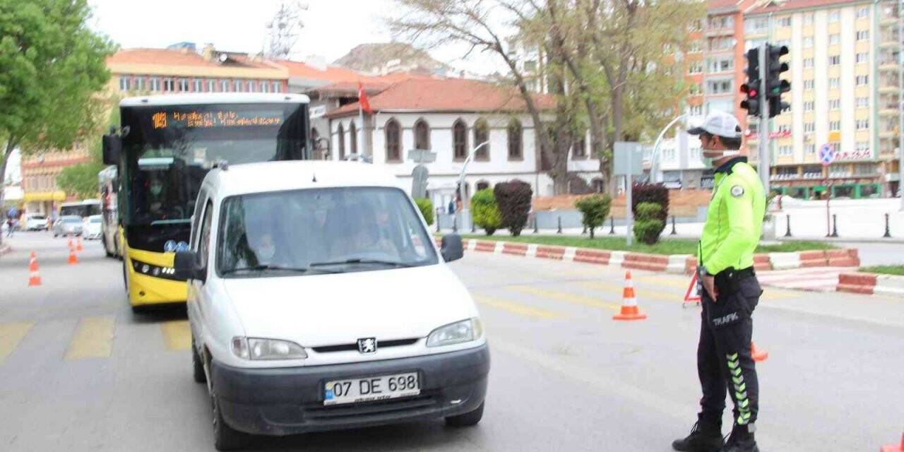 Polis kurallara uymayan sürücülere ceza yazdı