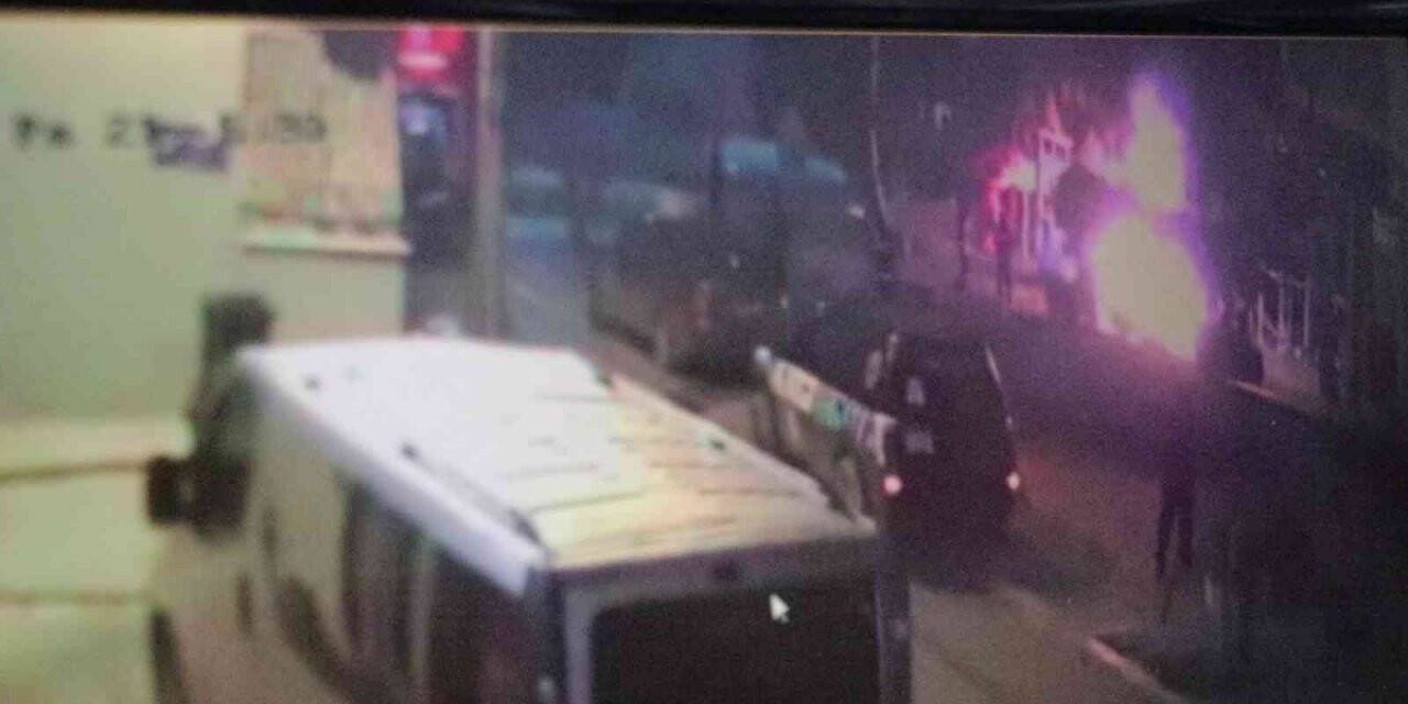 Gençlerin ısınmak için yaktığı ateş parka sıçradı