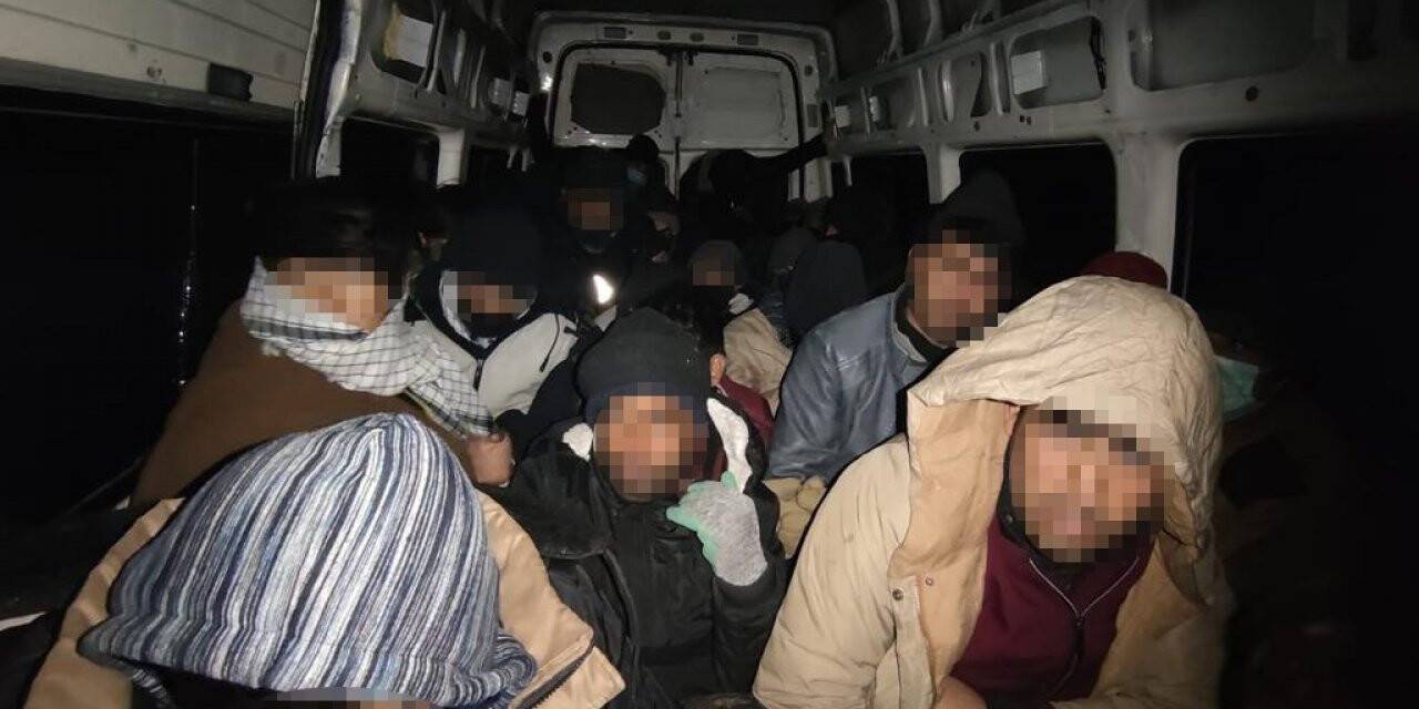 Çamaşır makinesinin arkasına saklanan göçmen böyle yakalandı