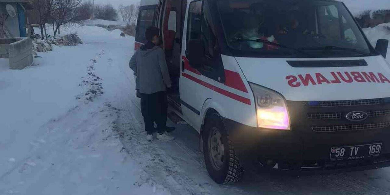 104 köy yolunda ulaşım sağlanamıyor, vakaya giden ambulans da yolda kaldı