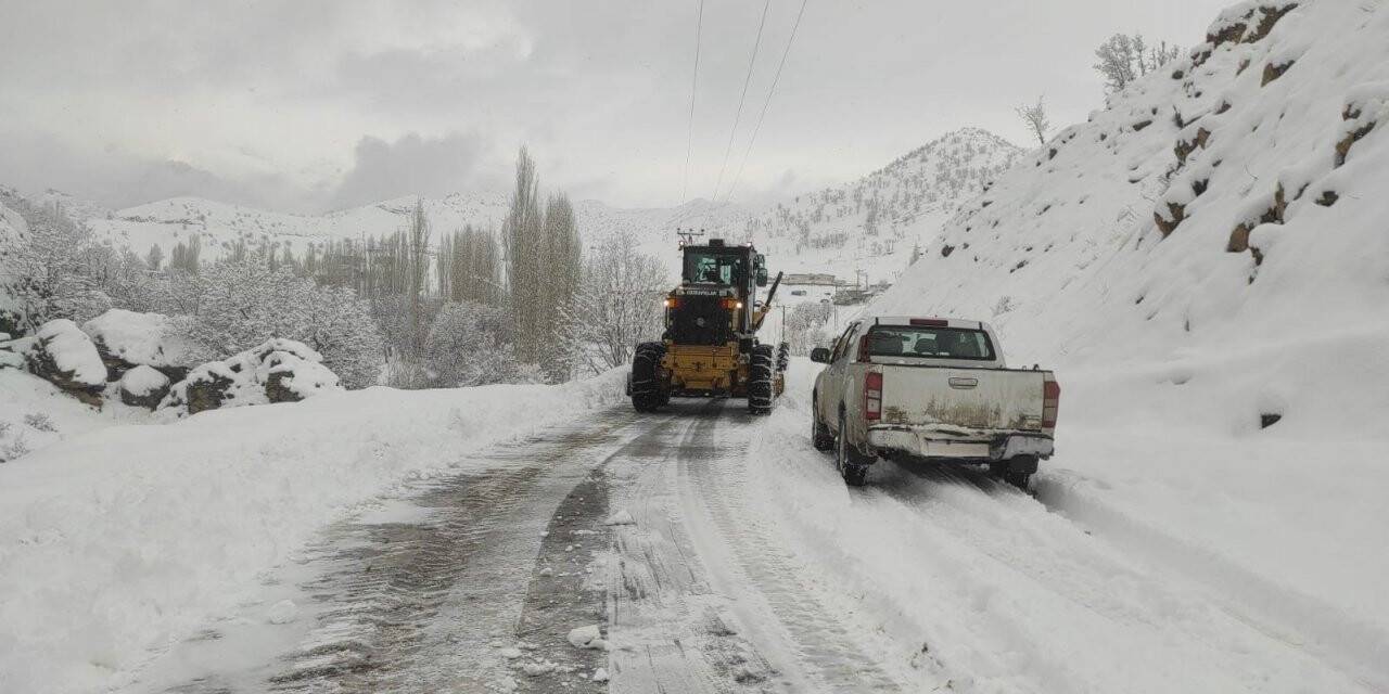 Güneydoğu’da kar esareti sürüyor, kar kalınlığı yer yer 2 metreyi buldu