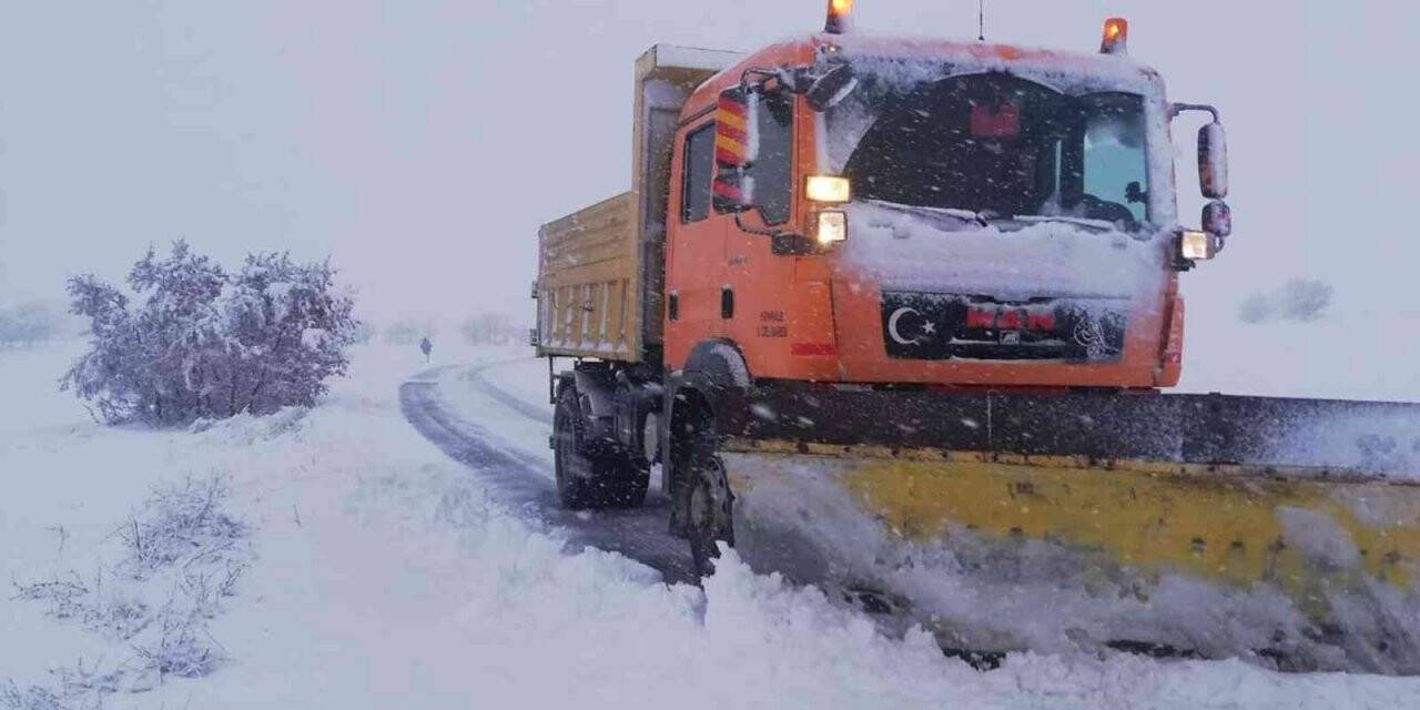 Kırıkkale’de karın kapattığı 21 köy yolu ulaşıma açıldı