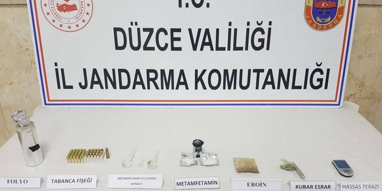 Araçtan her çeşit uyuşturucu çıktı