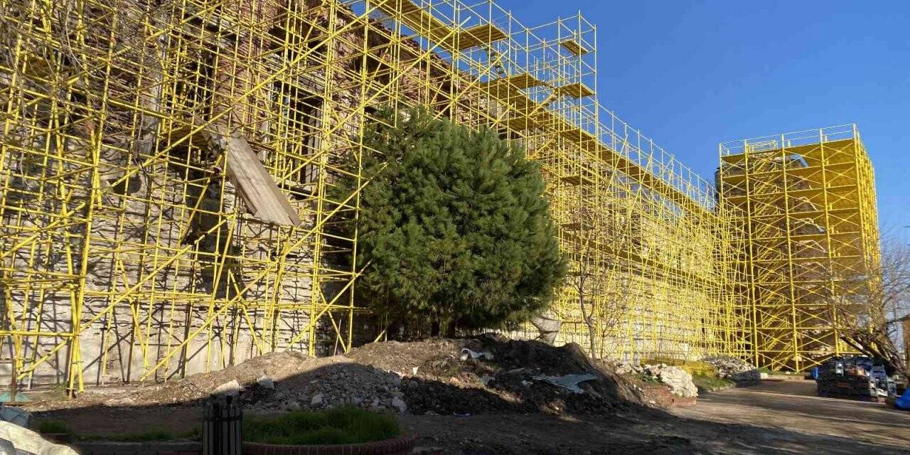 Restorasyonu süren Bukoleon Sarayı tarihe ışık tutuyor