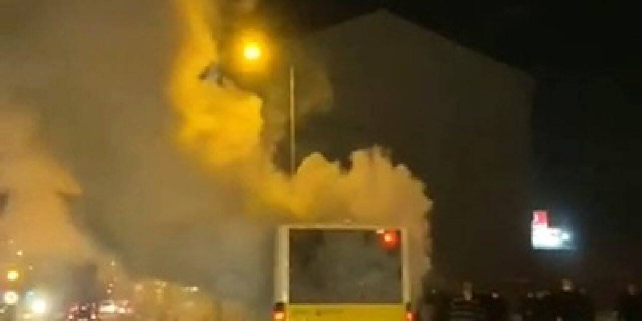 Arnavutköy’de yolda kalan İETT otobüsünden dumanlar yükseldi