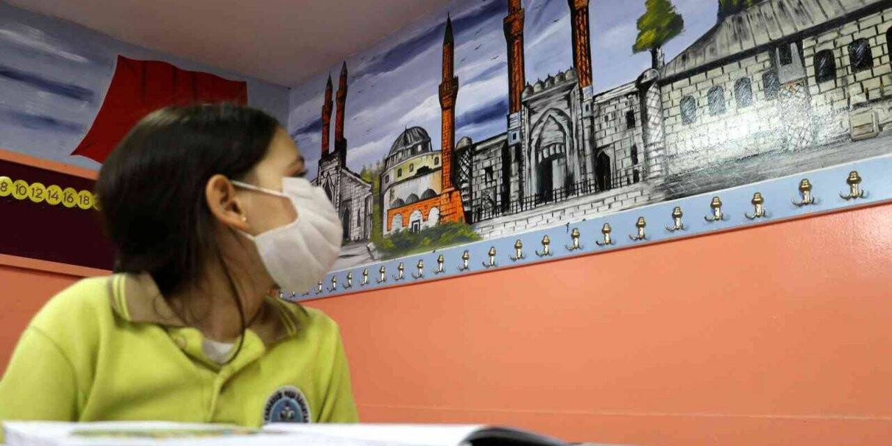 Sınıf duvarları tarihle renklendirildi