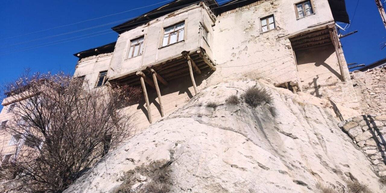 Tunceli’de dev kayaların üzerine yapılan evler görenleri hayran bırakıyor