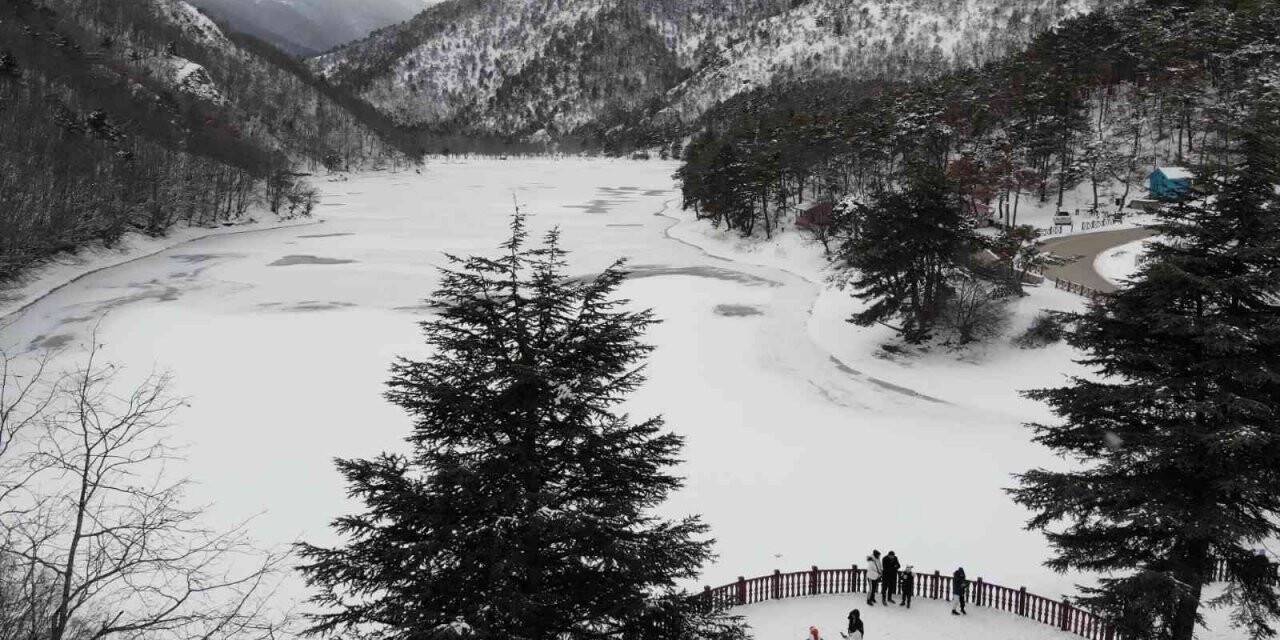 Amasya’daki turizm cenneti Boraboy Gölü’nün yüzeyi buz tuttu