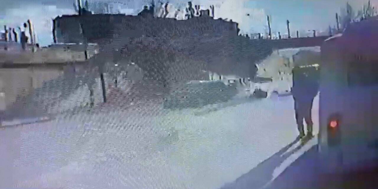 Alkollü sürücünün makas atmak isterken çarptığı kurye metrelerce havaya fırladı