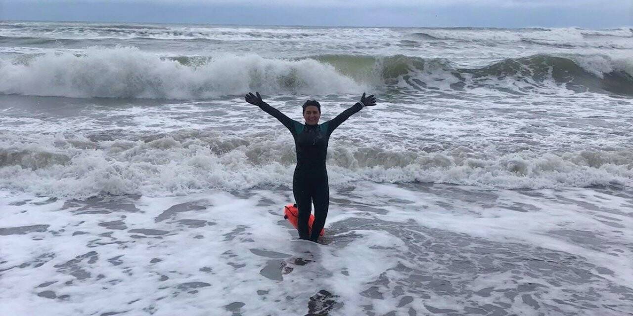 İngiltere’de yaşayan sağlıkçı, sağlık için Karadeniz’de kış ortasında denize girdi