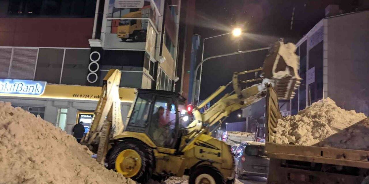 Ardahan’da tonlarca kar kamyonlarla taşındı