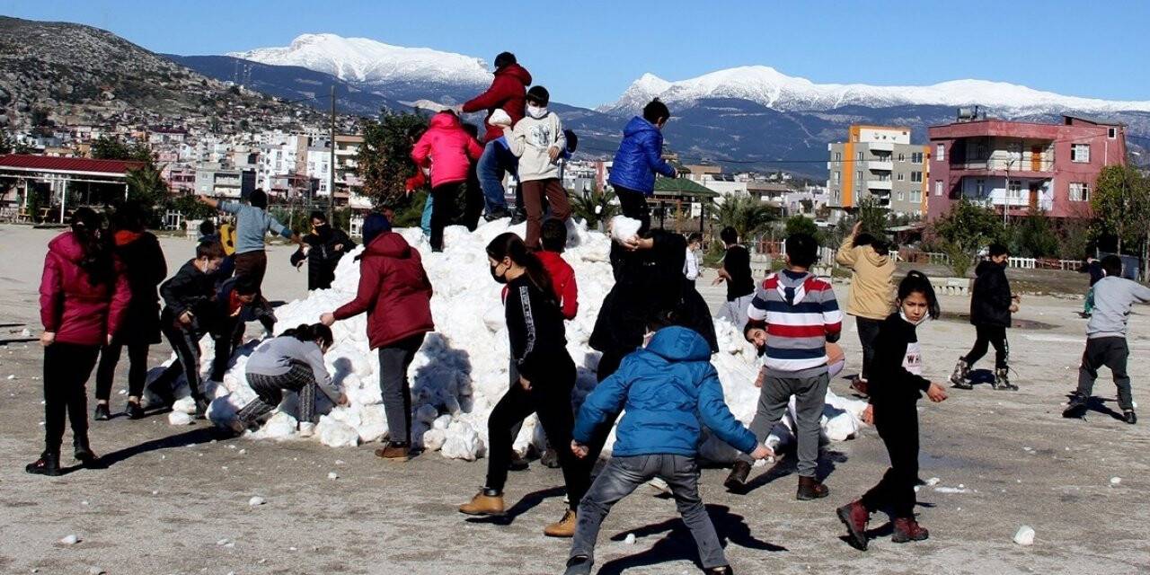 Adana’da öğrencilerin kar sevinci