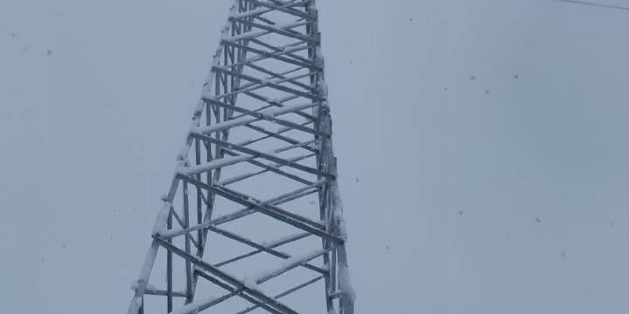 VEDAŞ ekibi zorlu kış şartlarına meydan okuyor