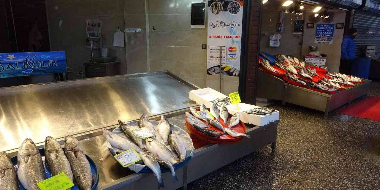 Soğuk ve karlı hava balık tezgâhlarını etkiledi