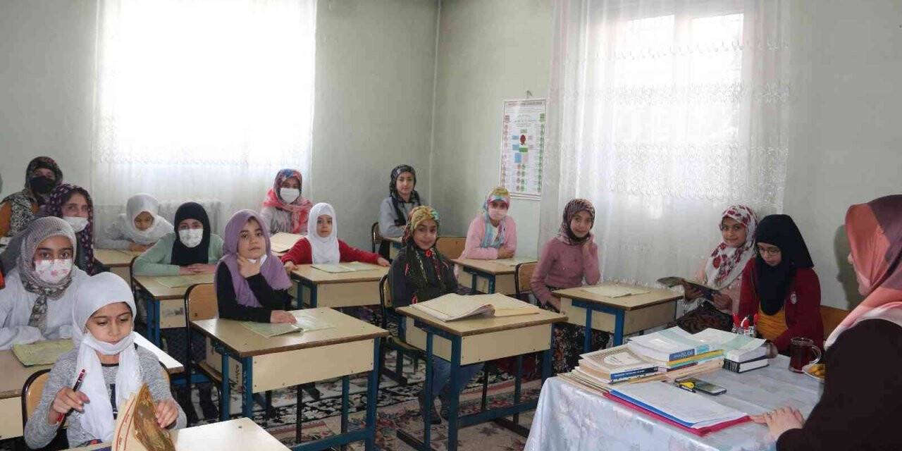 Minikler Kur’an kurslarında hem eğleniyor hem öğreniyor